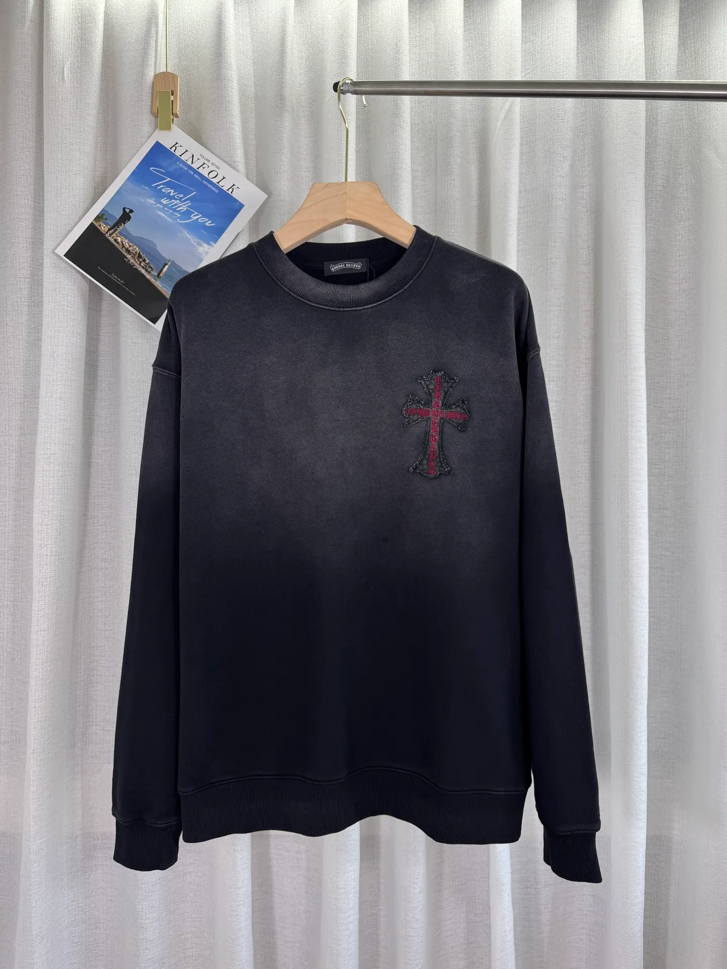 P280 top version, real shot without P, ​​different from market currency) 𝗖𝗵𝗿𝗼𝗺𝗲 𝗛𝗲𝗮𝗿𝘁𝘀/Cro Heart 2025 washed patch embroidery autumn and winter new original single counter American laser burnt 3D three-dimensional color embroidery couple casual sweatshirt 👑The highest version! Customized fabric 420g tripe terry fabric! American acid-washed and distressed original fabric laser burnt ✟appliqué embroidery and exquisite embroidery of letters! The best-selling model in the counter, very comfortable to wear. Accessories: original molded and authenticated collar label➕100% silk wash label. Genuine purchase-grade original hangtag➕matching hanging rope➕3D hanging beads➕original packaging bag. Craftsmanship: The original version has consistent wiring! The highest version of the armhole matching technique! Color: Rose Black Size: S M L XL Style Number: 25-308